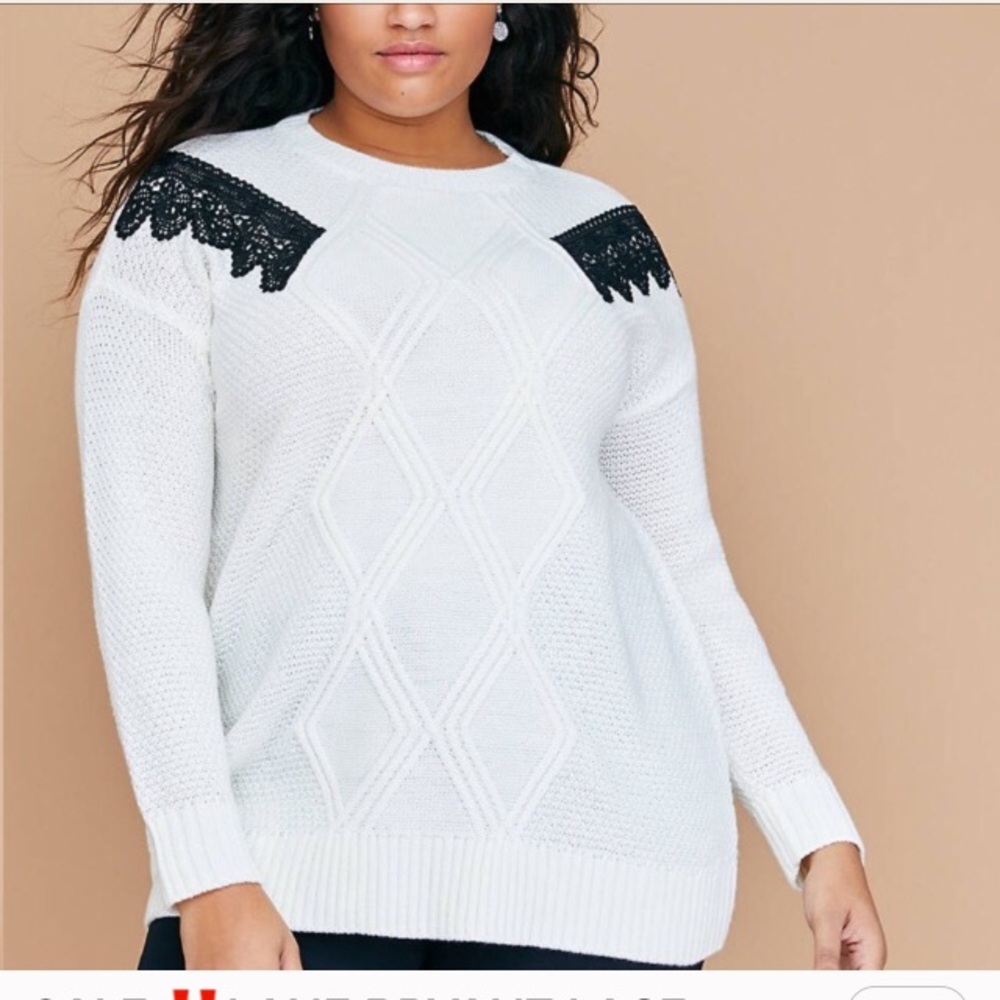 ❌SOLD❌WHITE BLACK SHOULDER TRIM SWEATER - Picture 1 of 3